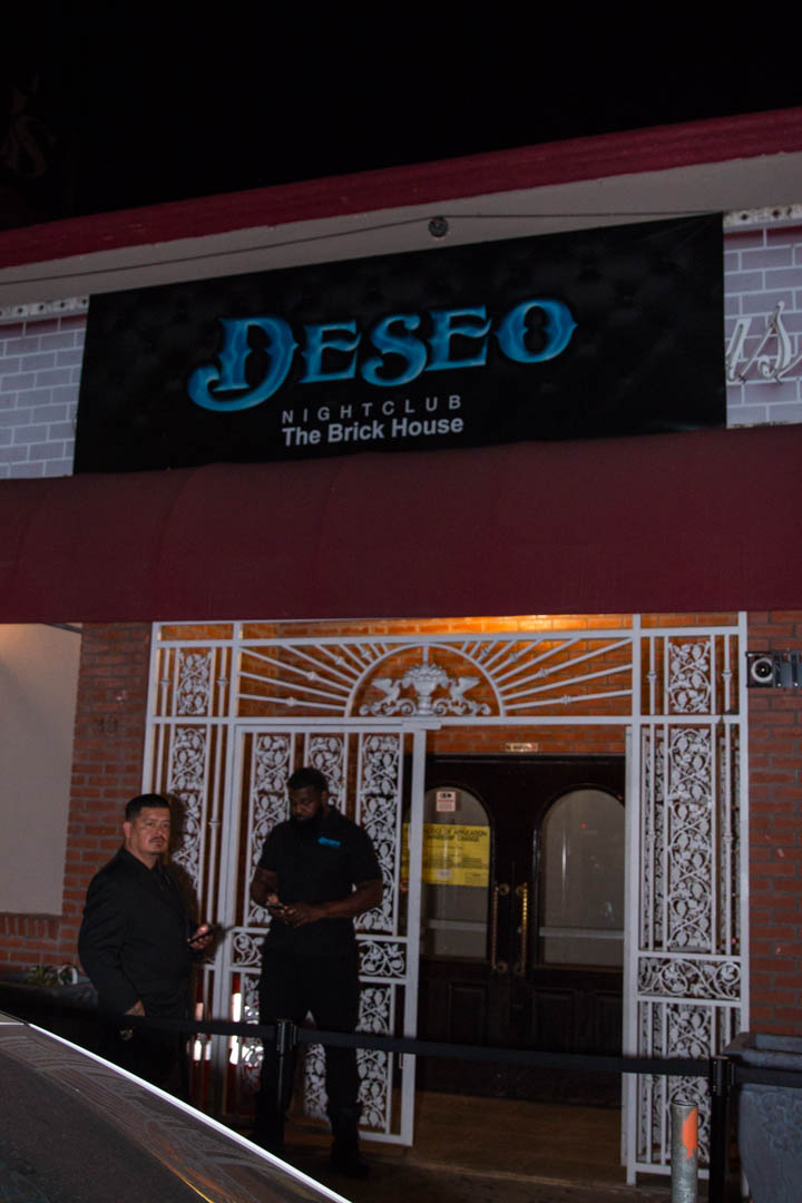 Deseo exterior sign at night